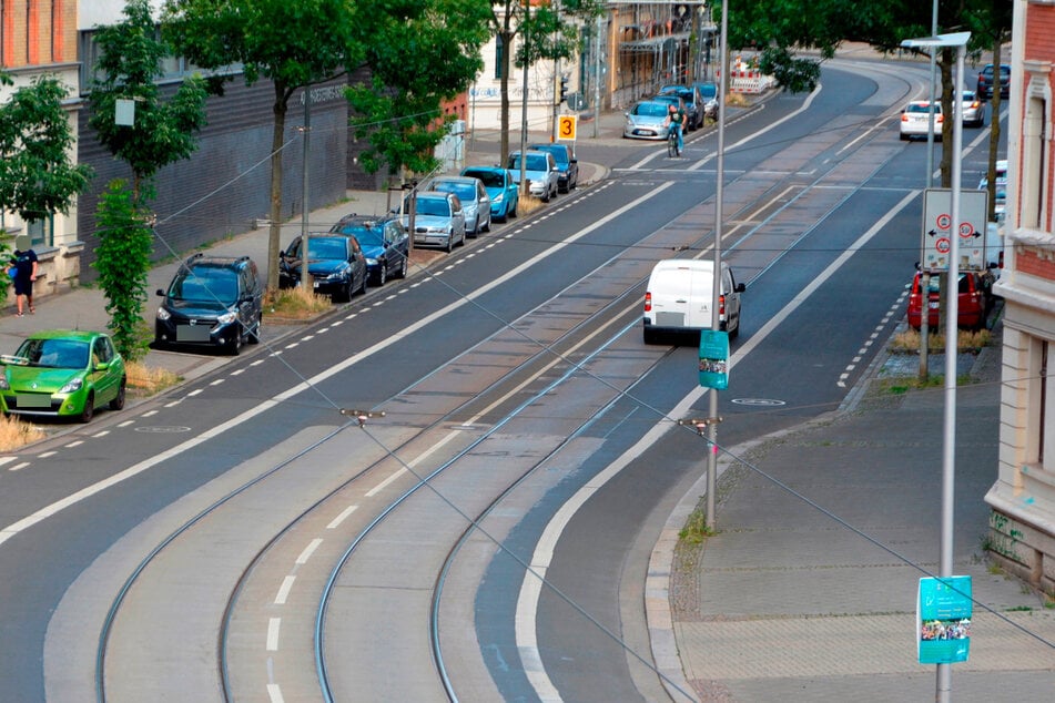 Die Wurzner Straße im Osten Leipzigs. Hier war der Suff-Fahrer am Mittwochmorgen vor der Polizei geflüchtet.