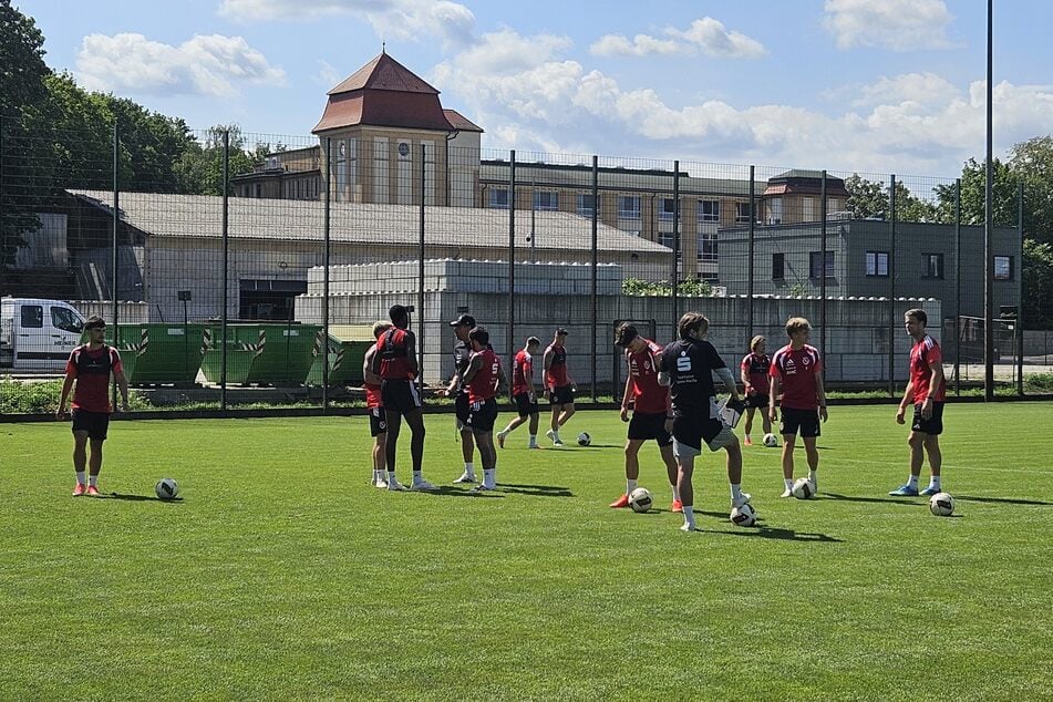 Pele Wollitz (60, M.) spricht in einer Kleingruppe mit Erik Engelhardt (28), King Manu (22) und Lucas Copado (22).