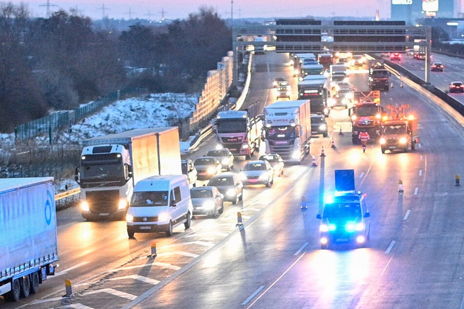 Unfall A96: Unfall auf A96: Mehrere Fahrzeuge kollidieren - Autobahn gesperrt!