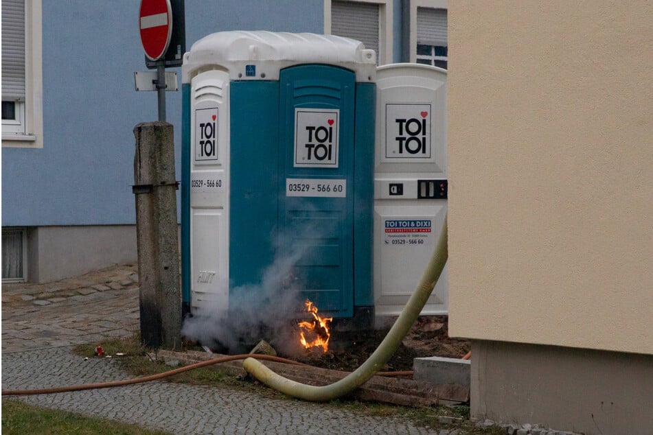 In Bischofswerda wurde am Sonntag ein Dixi-Klo in Brand gesteckt.