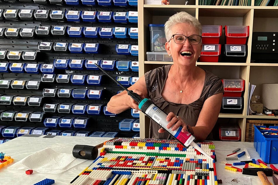 Die "Lega-Oma" in ihrem Hanauer Ladengeschäft bei der Arbeit.