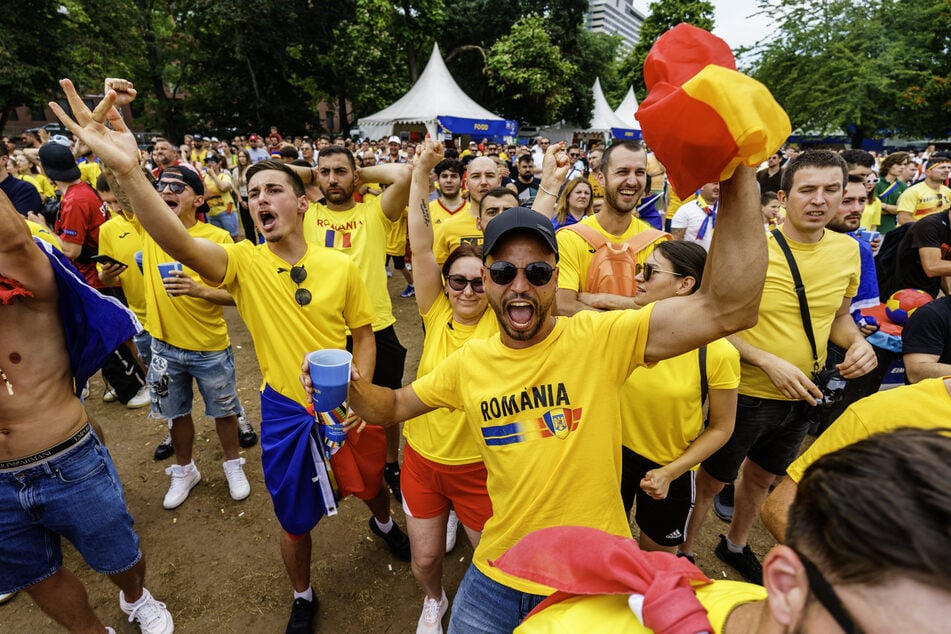 Rumänische und niederländische Fans wollen gemeinsam vor dem Anpfiff feiern.