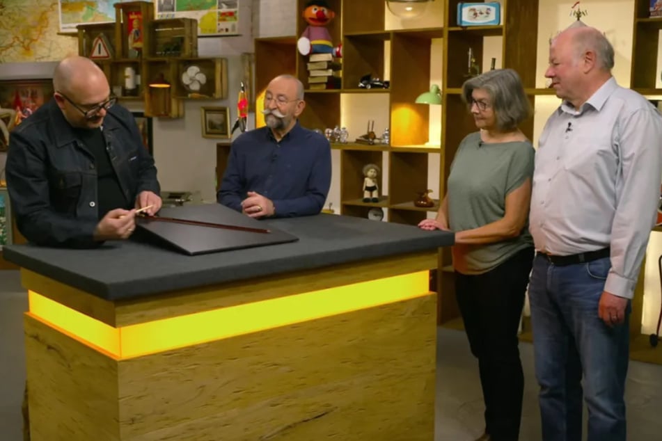 Viola und Christian Hoppe (r.) aus Dannenberg wollen bei "Bares für Rares" einen 50 Zentimeter langen Bleistift verkaufen.