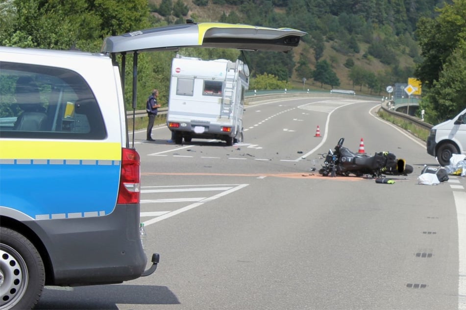 Unfall A81: Biker stirbt bei Frontalkollision mit Wohnmobil auf A81