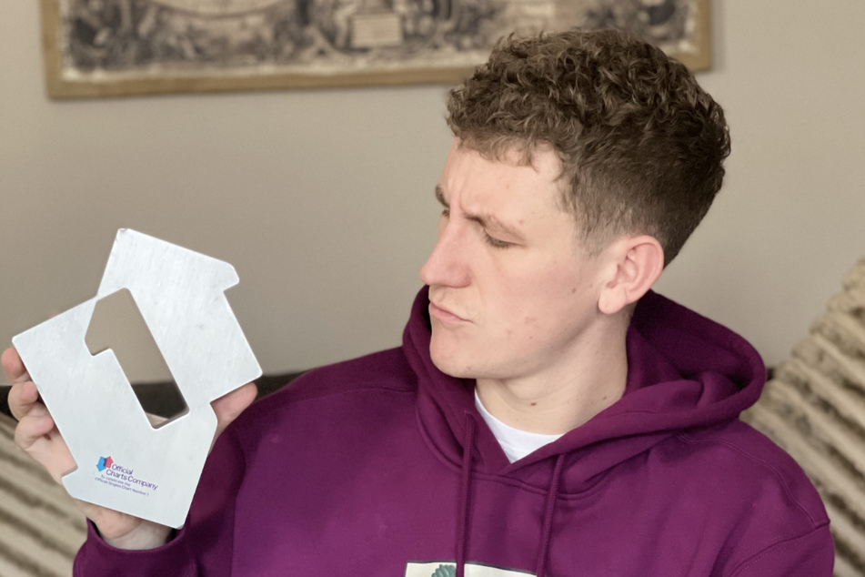 Nathan Evans (26) mit seiner offiziellen Nummer-1-Single-Auszeichnung der Official Charts Company für seinen Hit "Wellerman". Sein kometenhafter Aufstieg zum globalen Popstar gelang ihm durch die Social-Media-App Tiktok.