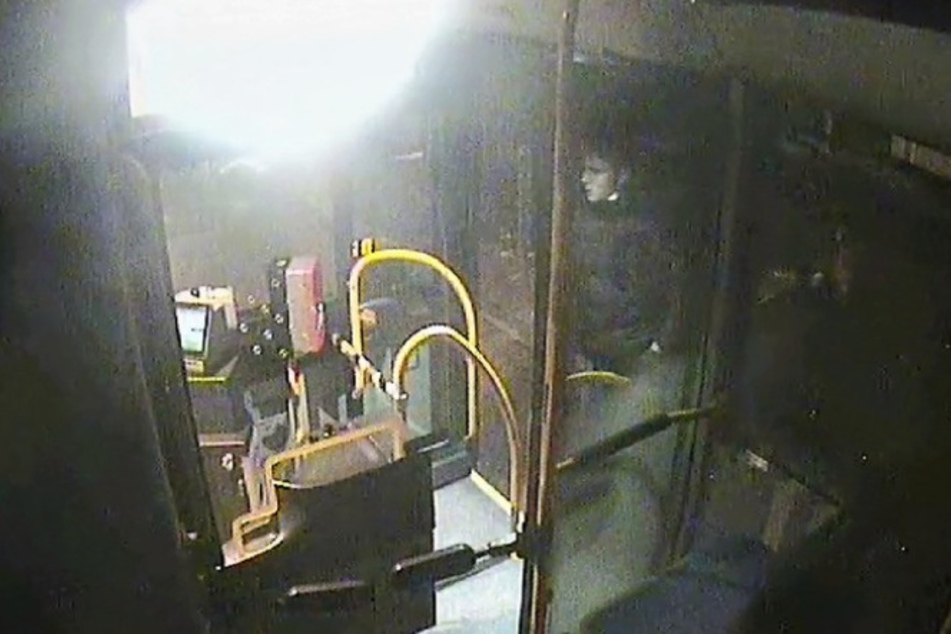 Mit diesem Foto erhofft sich die Polizei Düsseldorf Zeugenhinweise zu dem Angriff auf den Busfahrer.