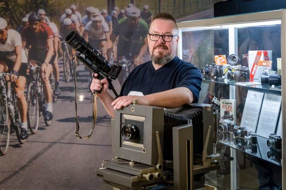 Kamerasammler Pschemyslaw Nowicki mit einer Fotosnaiper-Kamera und einer Studiokamera aus seiner Sammlung.