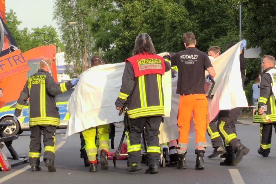 Rettungskräfte flogen den schwerverletzten Mann am Dienstag in ein Krankenhaus.