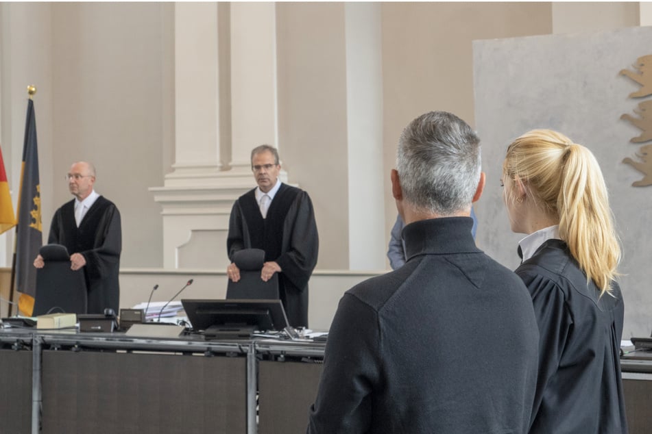 Der Angeklagte steht im Mai 2026 im Landgericht neben seiner Verteidigerin Charlotte Warken-Luxenburger. Der Physiotherapeut soll eine Patientin während der Behandlung sexuell missbraucht haben.