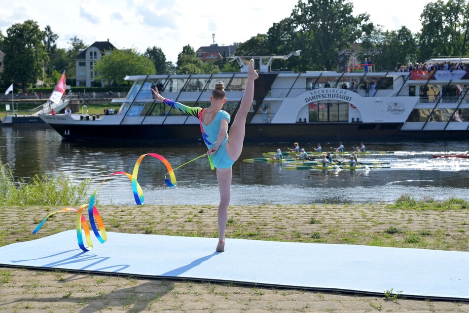 Ein Programmpunkt der Eröffnung: Rhythmische Sportgymnastik.