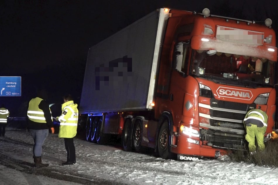 Unfall A1: Schnee und Glätte machen Lastern auf der A1 zu schaffen