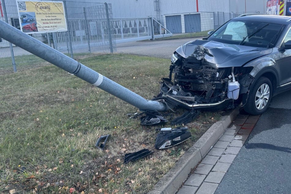 VW-Fahrerin kracht gegen Laterne: Was sie der Polizei danach erzählt, hat es in sich