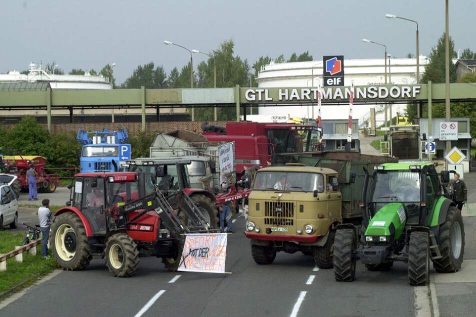 Ein Bauernprotest aus dem Jahr 2000 wegen hoher Dieselpreise vor der Einfahrt zum Tanklager Hartmannsdorf.