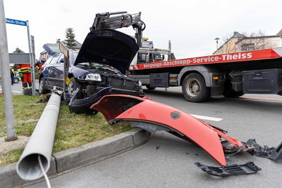 Renault kollidiert mit VW: Zwei Verletzte bei heftigem Unfall