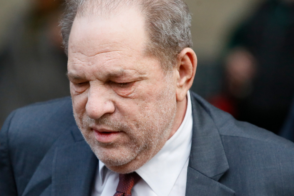 New York: Harvey Weinstein, ehemaliger Filmproduzent aus den USA, verlässt nach einem Prozesstag das Gerichtsgebäude.