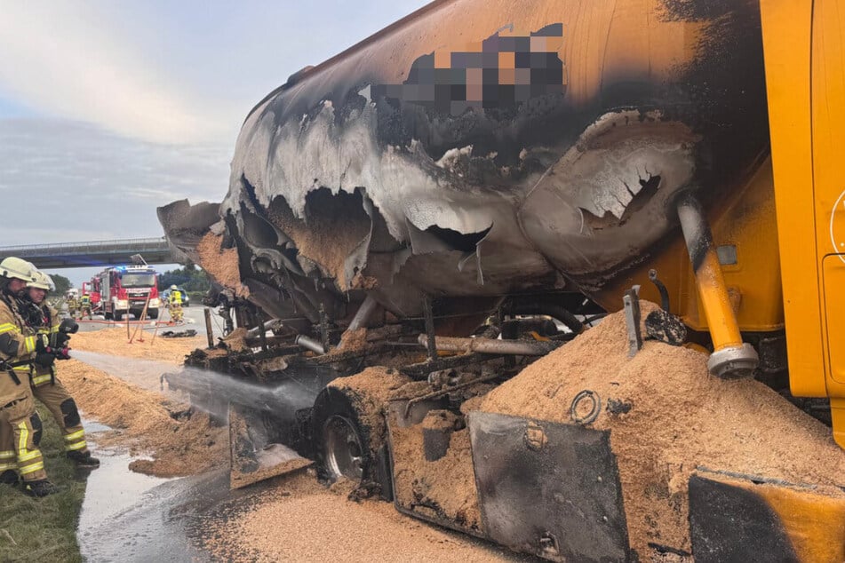 Auf der A7 hat die Ladung eines Lastwagens Feuer gefangen.