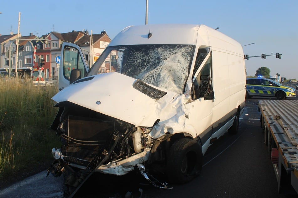 Weil ihm die Ampel wohl zu lange auf Rot stand: Lkw kracht auf Kreuzung in Auto