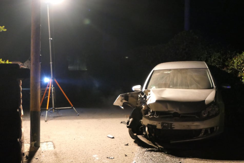 Der Golf wurde bei dem Crash schwer beschädigt. Die Polizei hat den Schaden am Auto auf Rund 3000 Euro eingeschätzt.