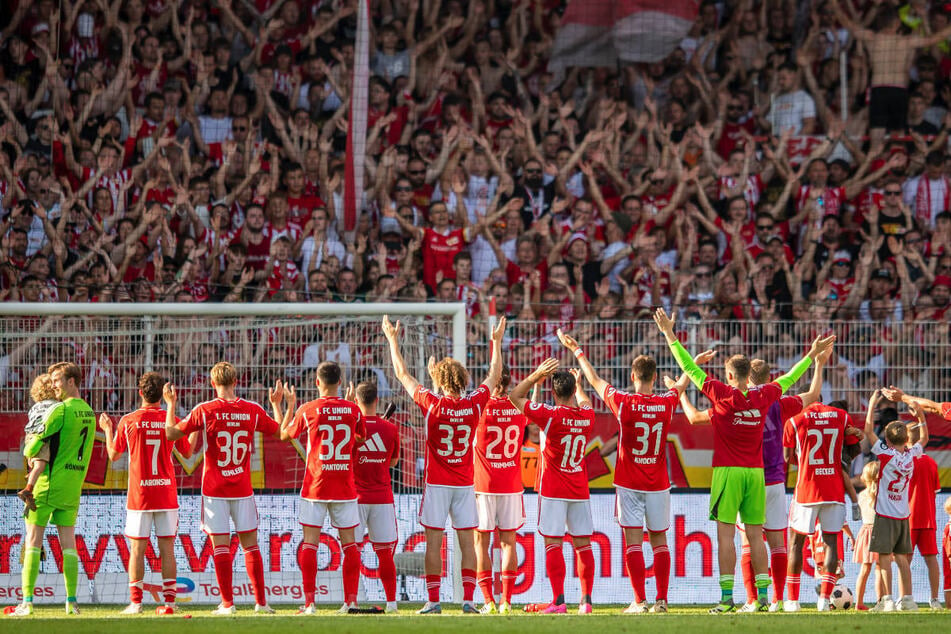 Nach dem Schlusspfiff feiern die Spieler den gelungenen Bundesliga-Auftakt gemeinsam mit den Fans in der Alten Försterei.