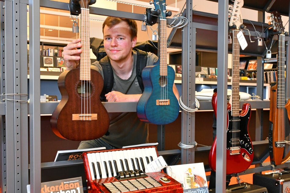 In der Dresdner Zentralbibliothek im Kulturpalast gibt es auch eine Bibliothek der Dinge. Felix Herrmann (20) schaut sich dort die Musikinstrumente an.