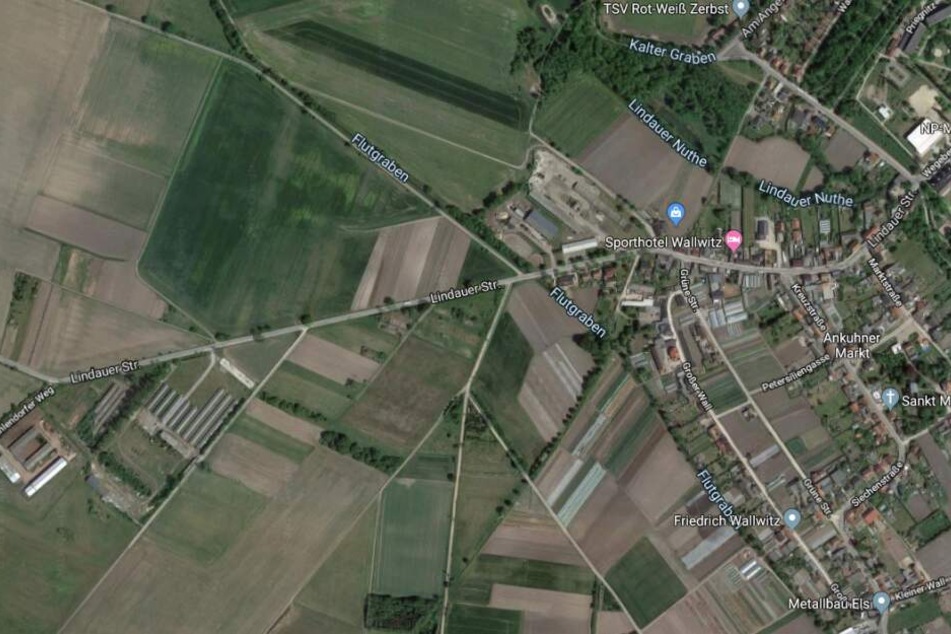 Das Unglück ereignete sich auf der Lindauer Straße in Richtung Strinum. Ein Zeuge habe noch versucht, den Mann zu versorgen. Für ihn sei jedoch jede Hilfe zu spät gekommen.