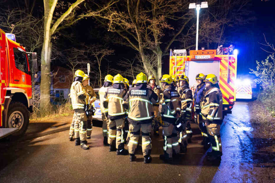 Einsatzkräfte stehen am Unfallort.