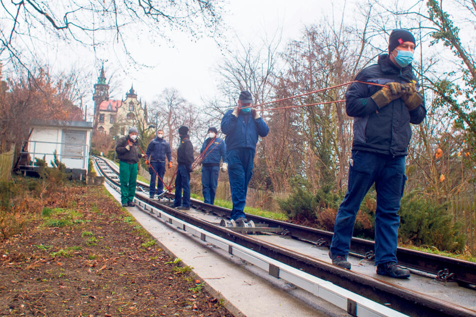 Im März zogen die Bergbahner das tonnenschwere Seil per Muskelkraft ins Tal.