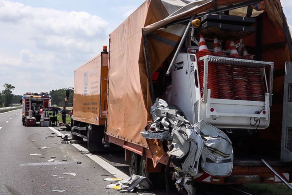 Der Fahrer hatte den Lkw am Straßenrand übersehen.
