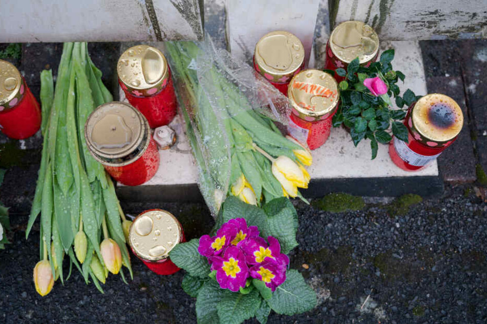 Anfang März liegen Blumen vor der Praxis des durch Bernhard Graumann ermordeten Arztes.