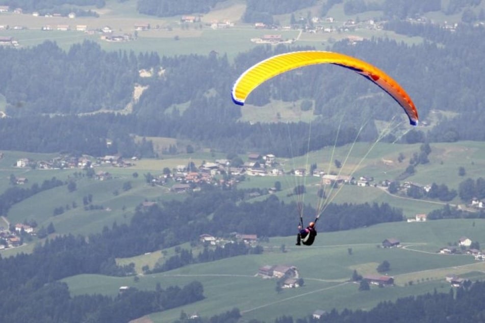 Kurz vor der Landung wurde der Gleitschirmflieger womöglich von einer Windböe erfasst. Dadurch krachte er gegen eine Hauswand. (Symbolbild)