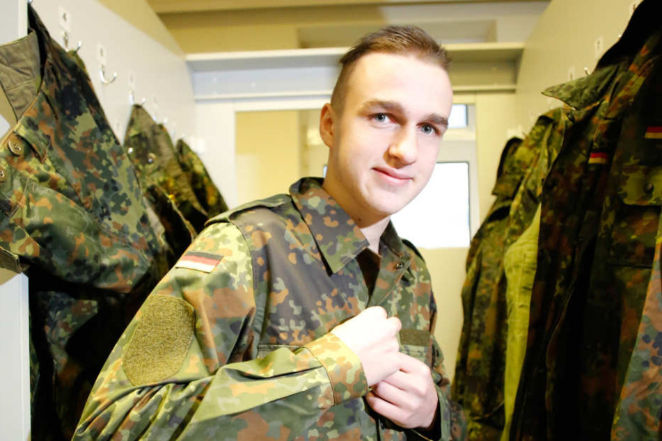 Leon Henke probiert eine tarnfarbene Uniform. Er wusste schon in der 9. 
Klasse, dass er einmal als Zeitsoldat zur Armee gehen möchte.