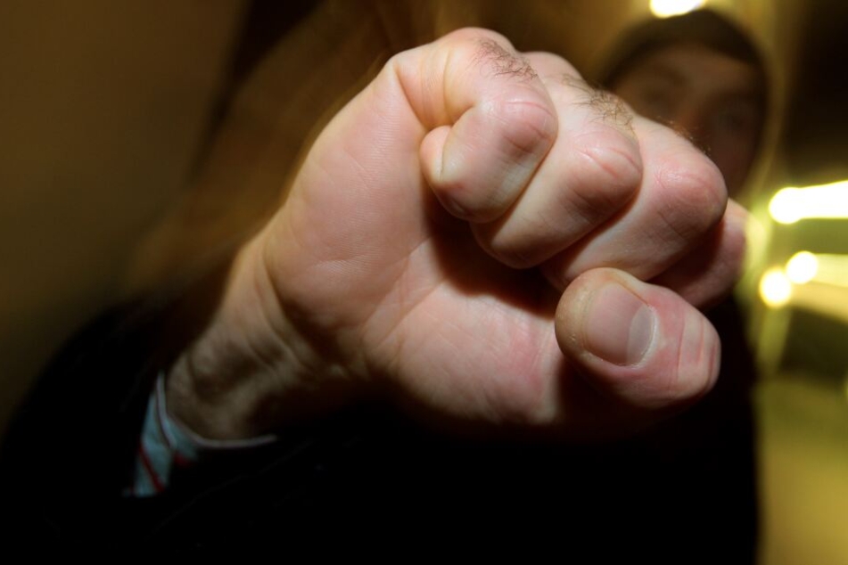 20 bis 30 Menschen beteiligten sich an der Schlägerei. (Symbolbild)