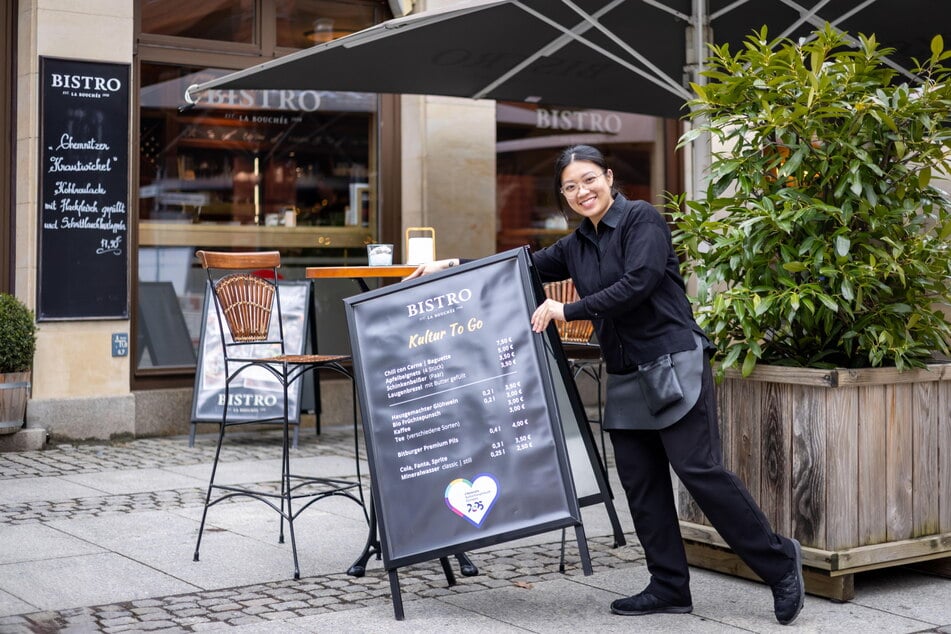 Im Bistro "La bouchée" stellt Mitarbeiterin My Le (26) das KuHa-Schild bereit.