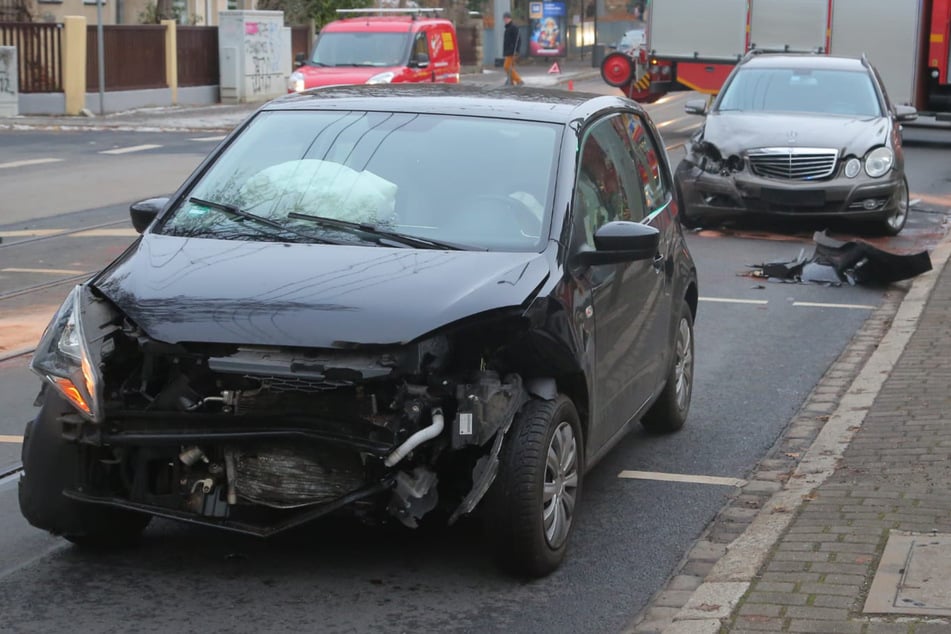 Zwei Autos krachen in Dresden zusammen: Eine Person verletzt!