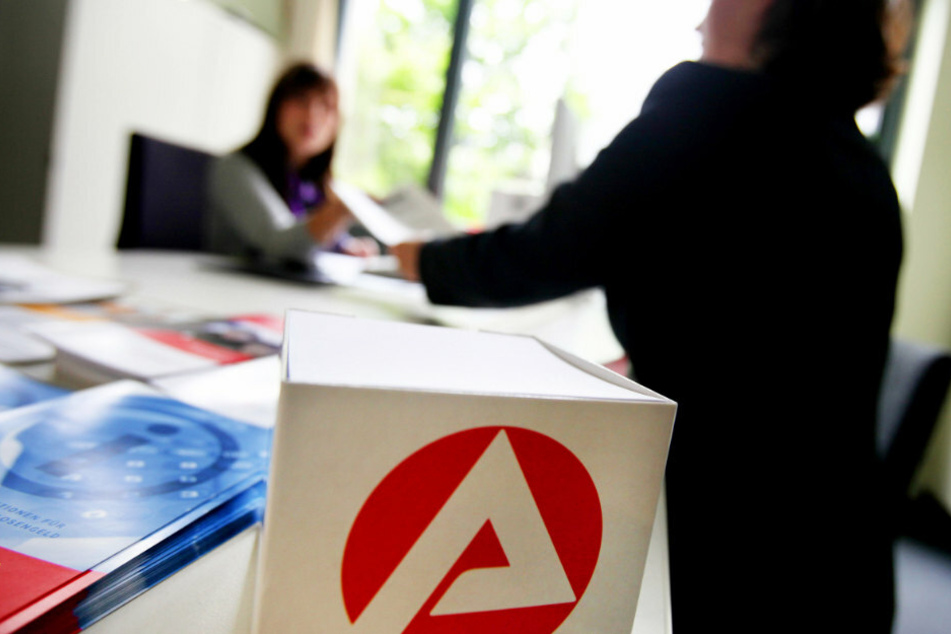 Eine Mitarbeiterin der Bundesagentur für Arbeit in Düsseldorf berät eine Kundin. (Archivbild, Symbolbild)