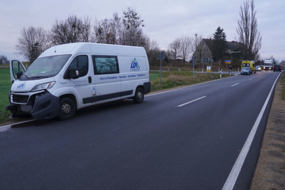 Der Transporter und das Auto kamen weit voneinander entfernt zum Stehen.