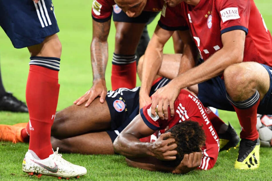 Kingsley Coman vom FC Bayern musste noch vor dem Pausenpfiff verletzt vom Feld.