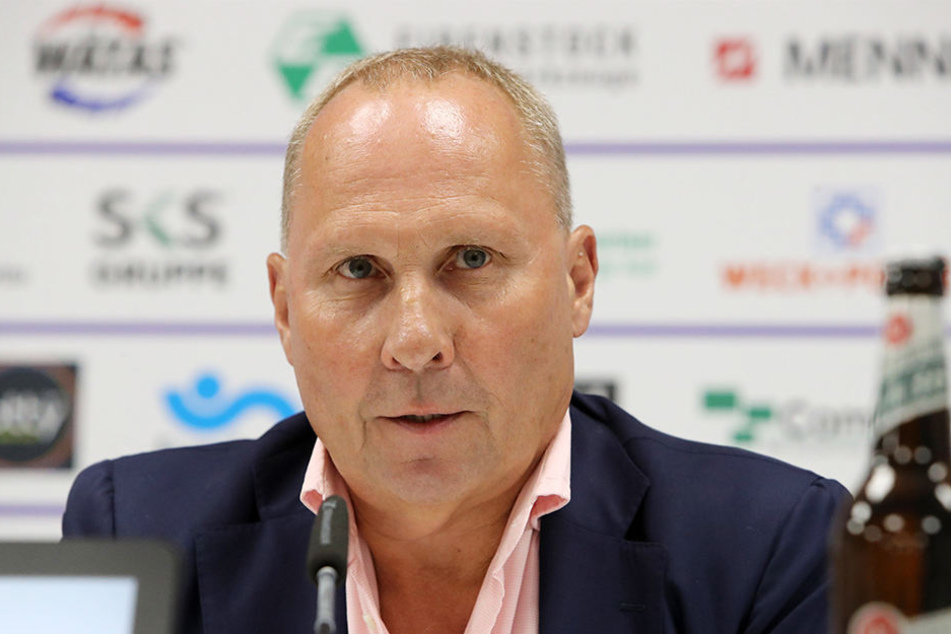 FCE-Präsident Helge Leonhardt bei der Präsentation von Neu-Trainer Daniel Meyer. Wenig später passierte ihm der Fauxpas mit der Spielerliste.