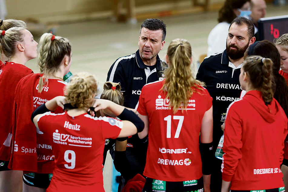 DSC-Chefcoach Alex Waibl schaut in einer Auszeit angespannt drein.