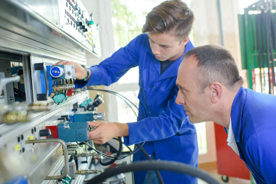 Berufe im Bereich der
Elektrotechnik setzen gemeinhin eine dreieinhalbjährige Ausbildung voraus.