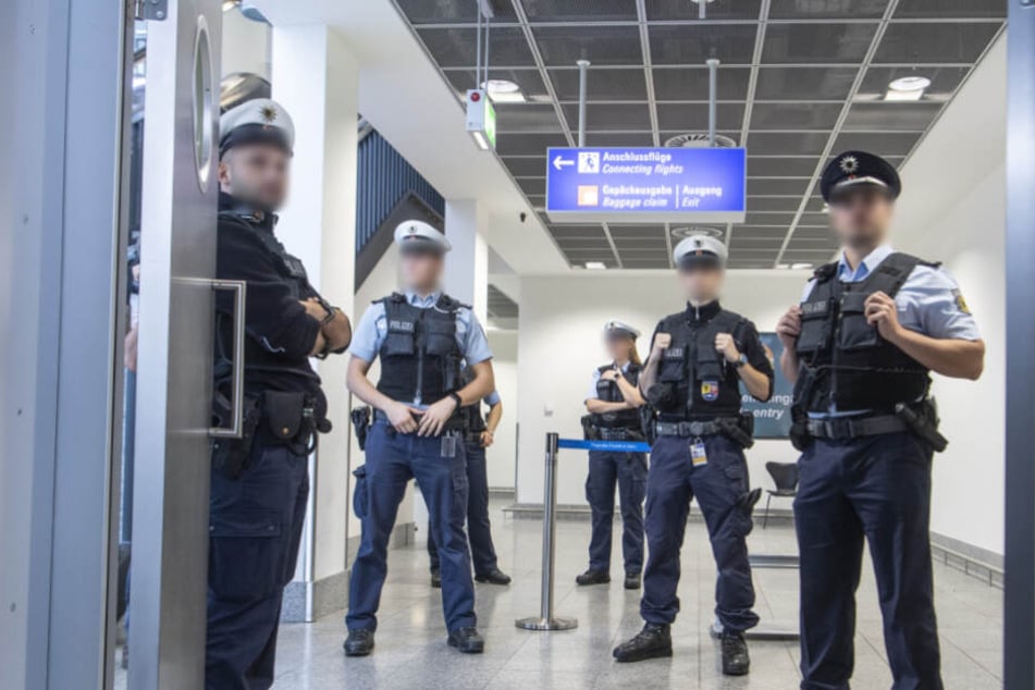 Der Mann wurde am Fernbahnhof des Flughafens festgenommen (Symbolfoto).