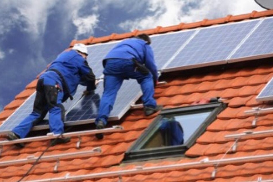 Die Installation einer Solaranlage sollte stets den Profis überlassen sein.