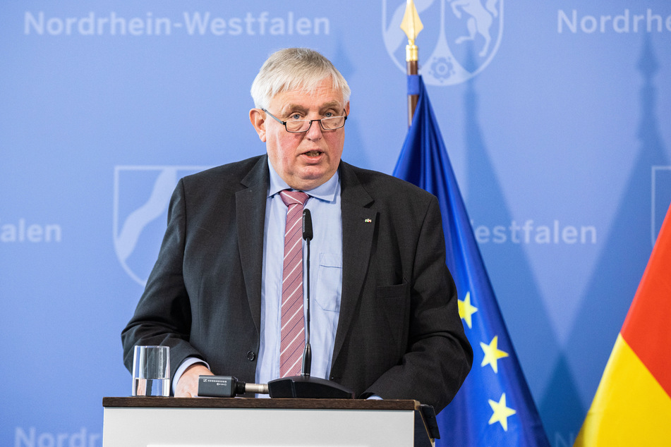 NRW-Gesundheitsminister Karl-Josef Laumann (CDU) hält einen harten Lockdown nicht für nötig, der Duisburger Oberbürgermeister sieht das anders.
