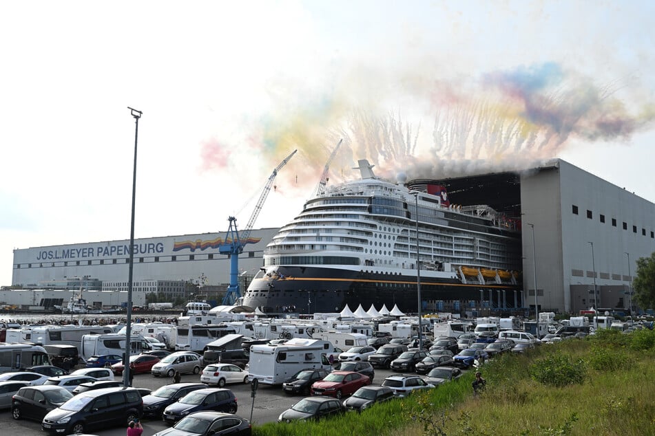 Mit Feuerwerk hat das neue Kreuzfahrtschiff "Disney Destiny" die Bauhalle der Meyer Werft in Papenburg verlassen.