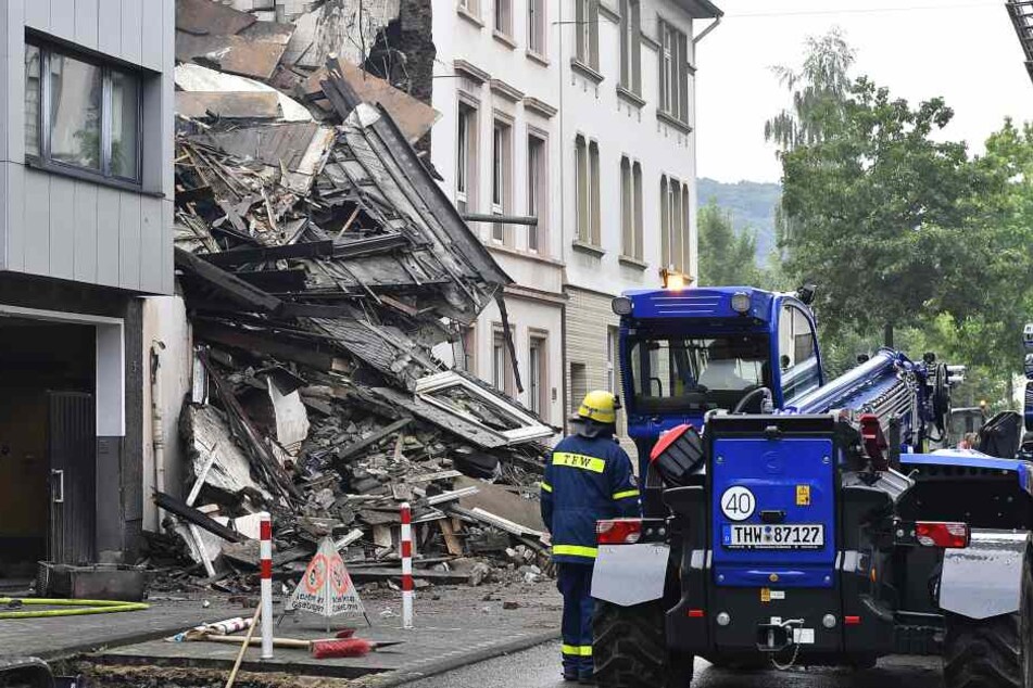 Seit Sonntagmittag werden die eingestürzten Gebäudeteile abgetragen.