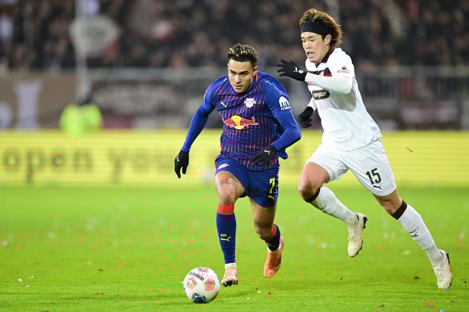 Tomoya Ando (27, r) legte gegen RB Leipzig ein starkes Startelf-Debüt für den FC St. Pauli hin und empfahl sich auch für die Partie am Samstag beim FC Augsburg.