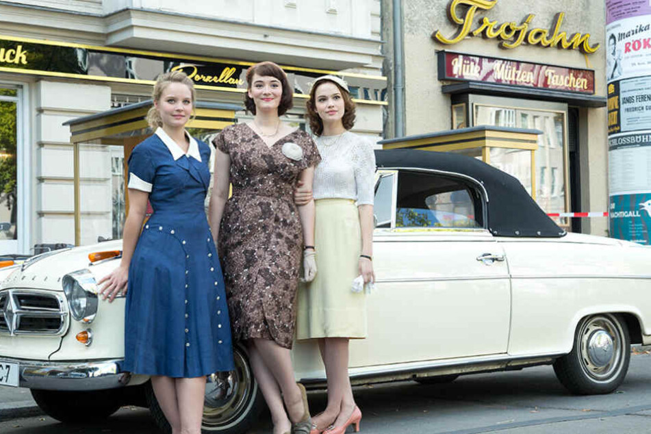 Bereits in "Ku'damm 56" spielten die drei Hauptdarstellerinnen die Schwestern Sonja, Helga und Eva Schöllack (von links).