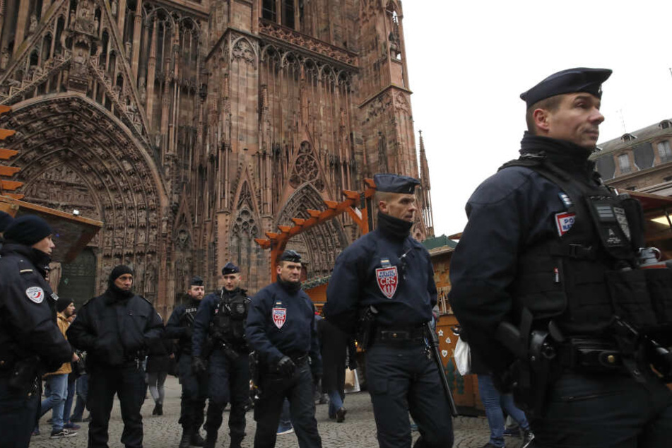 Polizisten nach dem Anschlag auf dem Weihnachtsmarkt.
