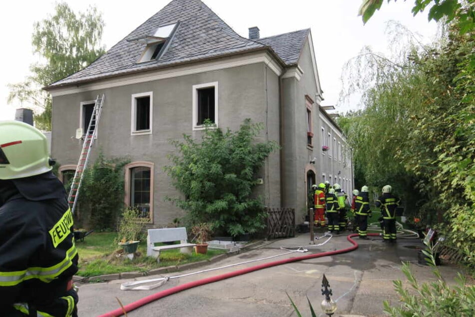 Bei dem Brand wurden acht Personen und eine Katze verletzt.