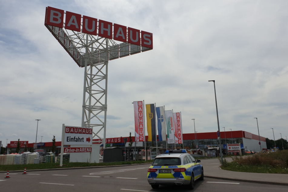 Die Polizei beim betroffenen Baumarkt im Einsatz.